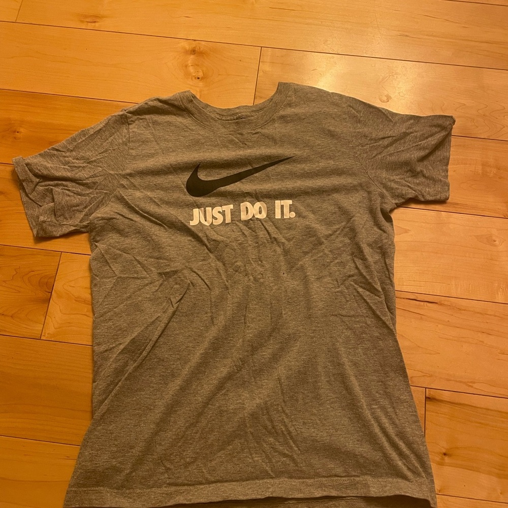Grey Nike T-shirt – size kids XL